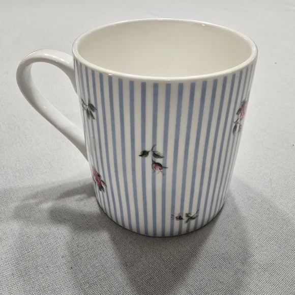 Disney Looking For Wonderland Royal Albert Alice Through The Looking Glass Mug - Picture 3 of 5